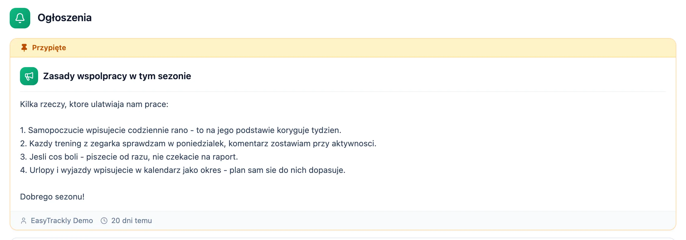 Tablica zawodnika z przypiętym ogłoszeniem trenera