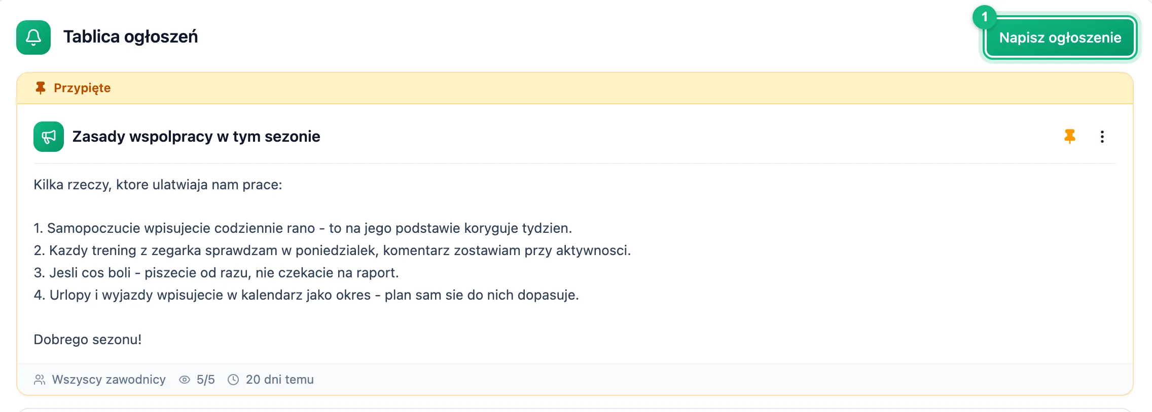 Tablica ogłoszeń trenera z przyciskiem Napisz ogłoszenie i przypiętym ogłoszeniem, pod którym widać odbiorców, liczbę przeczytań i datę