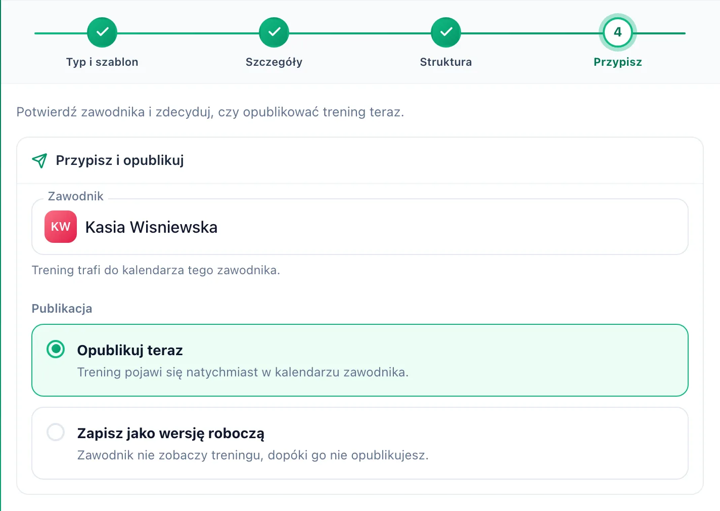 Krok Przypisz w kreatorze z wybranym zawodnikiem i dwiema opcjami: Opublikuj teraz oraz Zapisz jako wersję roboczą