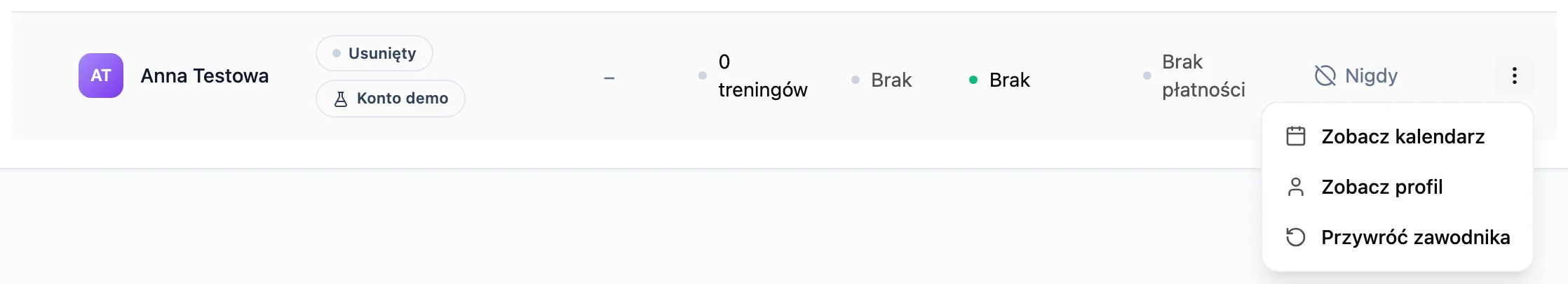 Wiersz przykładowego zawodnika na liście usuniętych z plakietkami Usunięty i Konto demo oraz menu z pozycją Przywróć zawodnika
